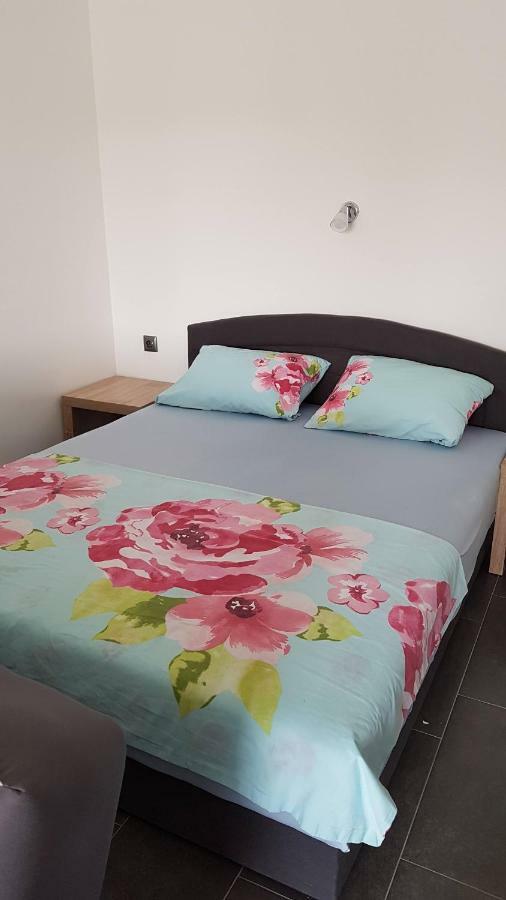 Apartments Star With Pool Биоград на Мору Екстериор снимка
